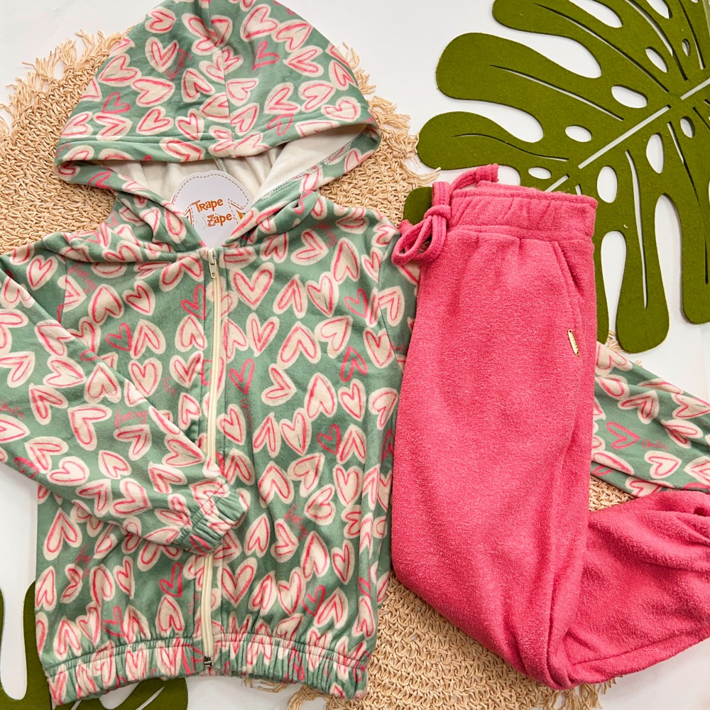 Inverno 2025 - Conj. Jaqueta em Plush Corações e Calça Flanelada - Verde e Rosa