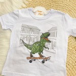 Verão 24/25 - Conj. Camiseta Dino Skatista e Bermuda - Branco e Ferrugem