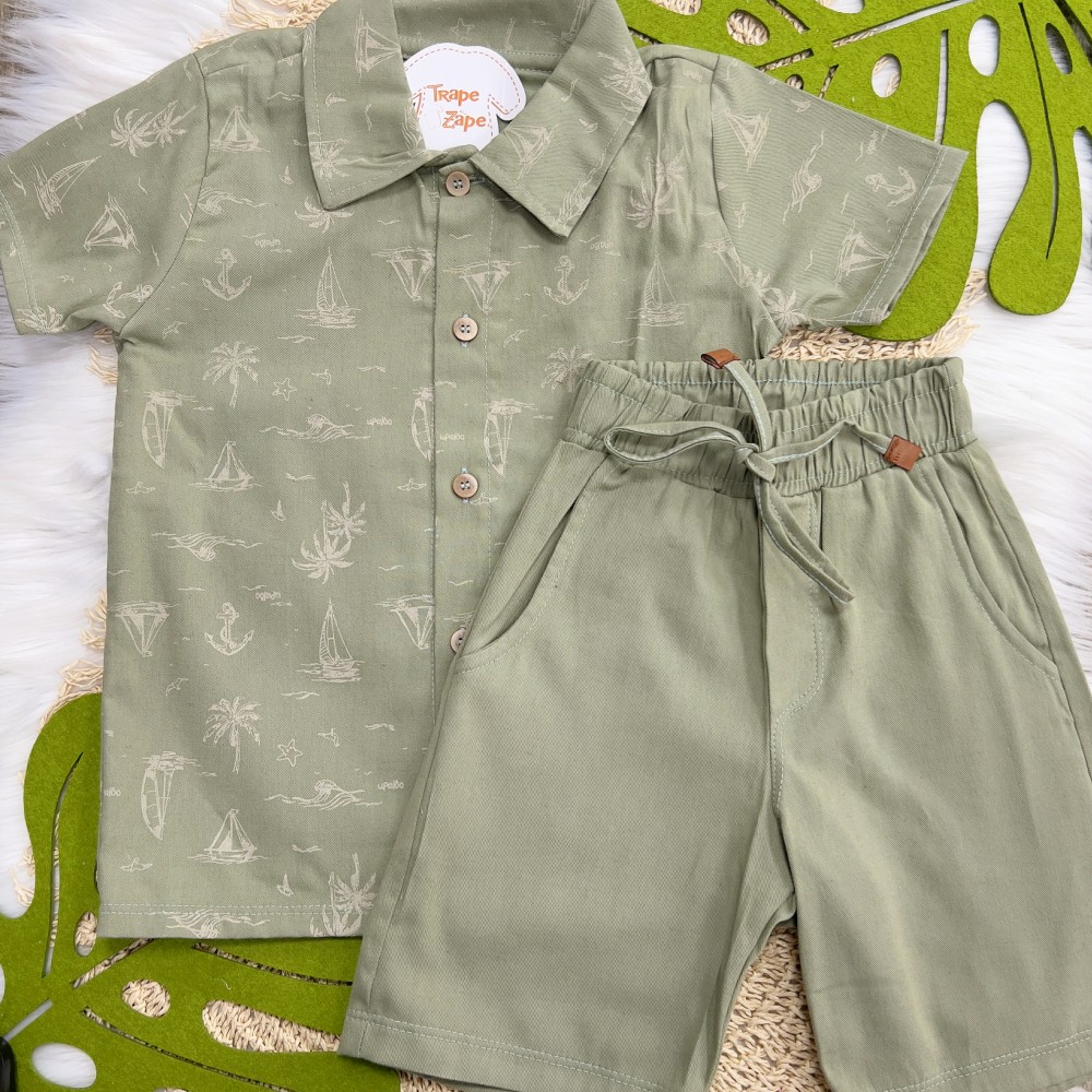 Verão 24/25 - Conj. Camisa Caravelas com Coqueiros e Bermuda em Sarja - Verde Musgo