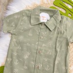 Verão 24/25 - Conj. Camisa Caravelas com Coqueiros e Bermuda em Sarja - Verde Musgo