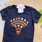 Verão 24/25 - Conj. Blusa Friends Fun e Short em Moletinho - Preto e Laranja