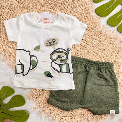 Conj. Camiseta Eu sou o Rei das Brincadeiras e Bermuda - Off White e Verde 