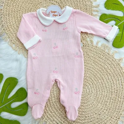  Macacão Tricotil (Tricot 100% Algodão) com Gola e Bordado - Rosa Cerejas 