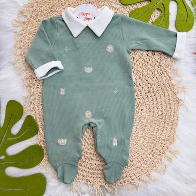Macacão Tricotil (Tricot 100% Algodão) com Gola e Bordado - Verde Mini Safari