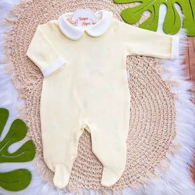 Macacão Tricotil (Tricot 100% Algodão) com Gola e Bordado - Amarelo Florzinhas Delicadas