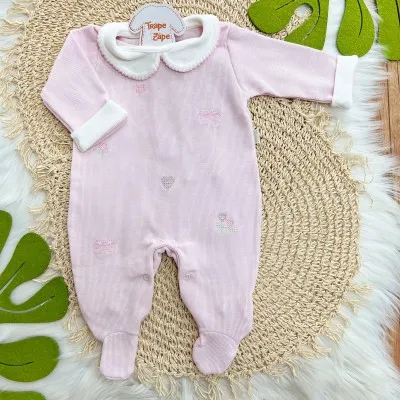  Macacão Tricotil (Tricot 100% Algodão) com Gola e Bordado - Rosa Laço e Flores de Corações 