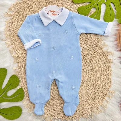Macacão Tricotil (Tricot 100% Algodão) com Gola e Bordado - Azul Bebê Barquinhos
