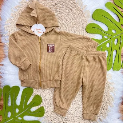 Conj. Jaqueta com Capuz de Dino e Calça em Malha Wafle - Caramelo