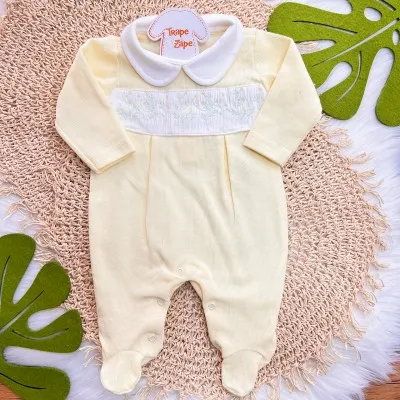  Macacão Tricotil (Tricot 100% Algodão) com Gola e Bordado - Amarelo com Flores Amarelas