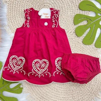 Natal 25 - Vestido em Lese Bordado Corações e Tapa Fralda - Vermelho