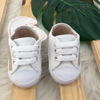 Tenis street com cadarço- Branco e dourado