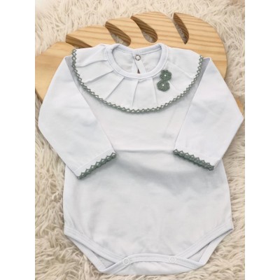 body branco com gola bordada flor de crochê verde body branco com gola bordada flor de crochê verde