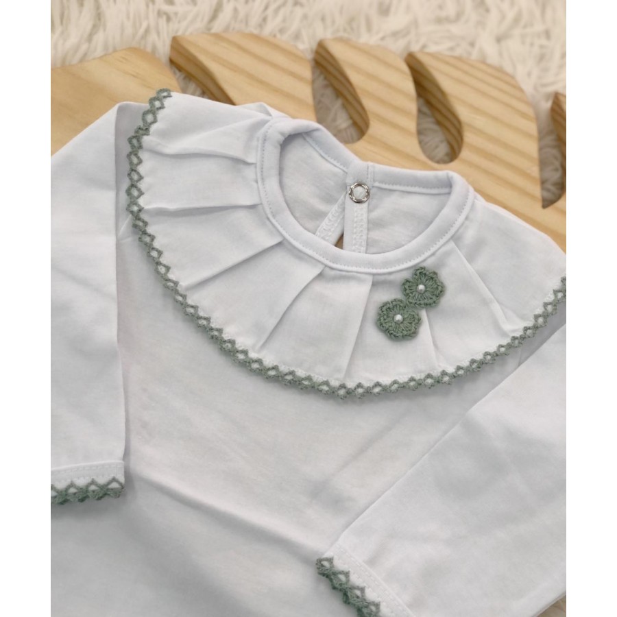 body branco com gola bordada flor de crochê verde body branco com gola bordada flor de crochê verde